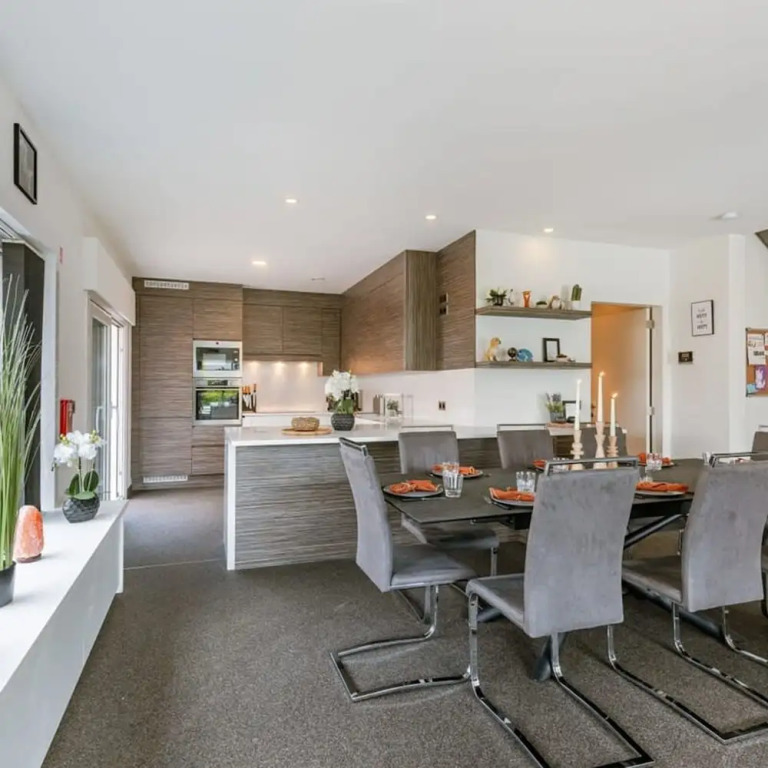 Spacious House With Garden and Parking