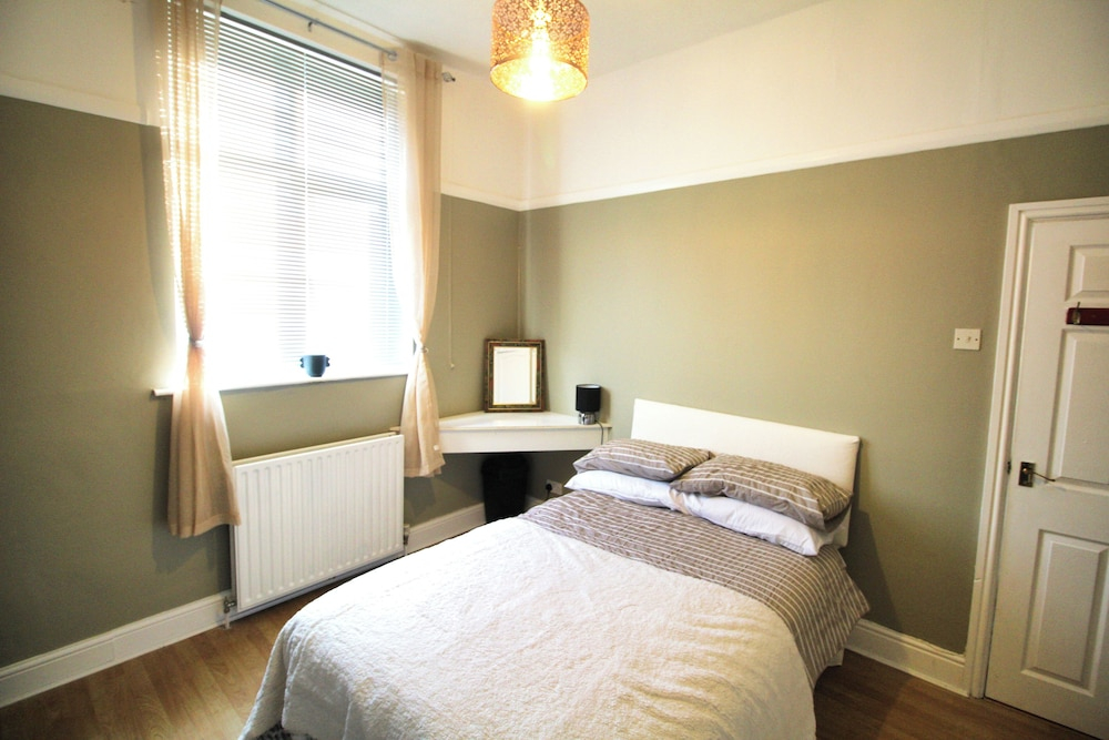 Large Bungalow - 3 Beds 2 Baths - Very Large Enclosed Garden - Dogs Stay Free