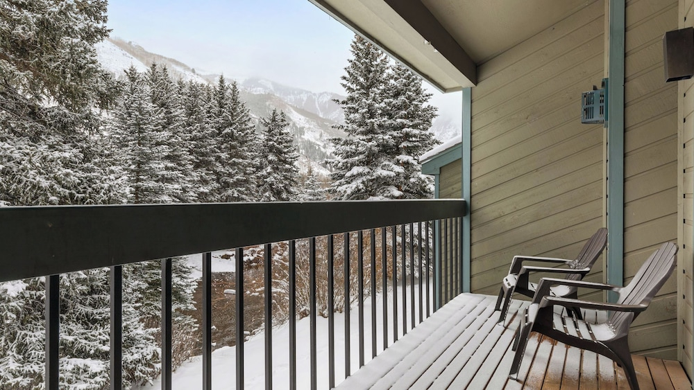 Riverside Condos A102 by Avantstay Condo Close To Downtown, Town Park & Ski Lift #8