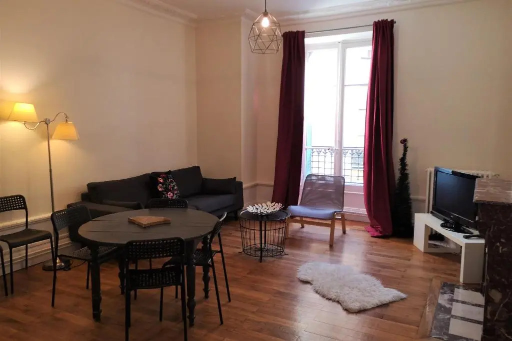 Superbspacious and quiet 4-rooms flat city center5 min walking gare #H9
