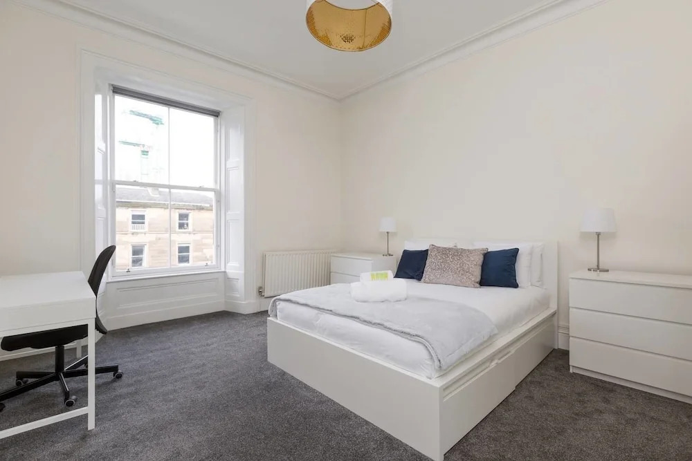Elegant 3 Bedroom Central Apartment W/Castle View