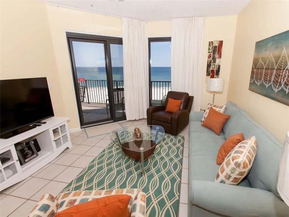 Phoenix VI 1210 - 2 Br condo by RedAwning
