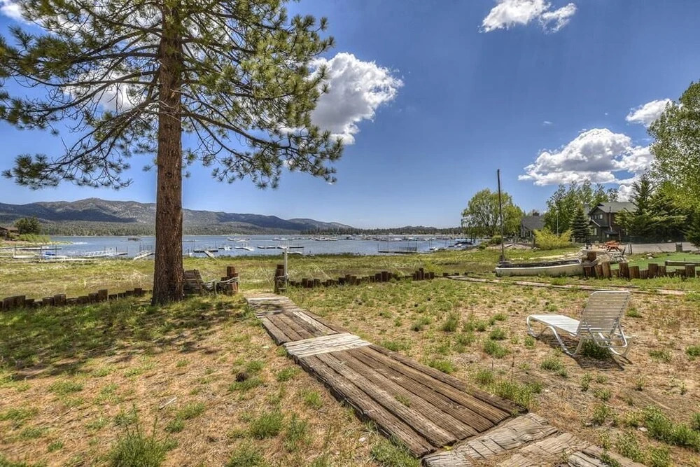 012 - Lakefront Chalet