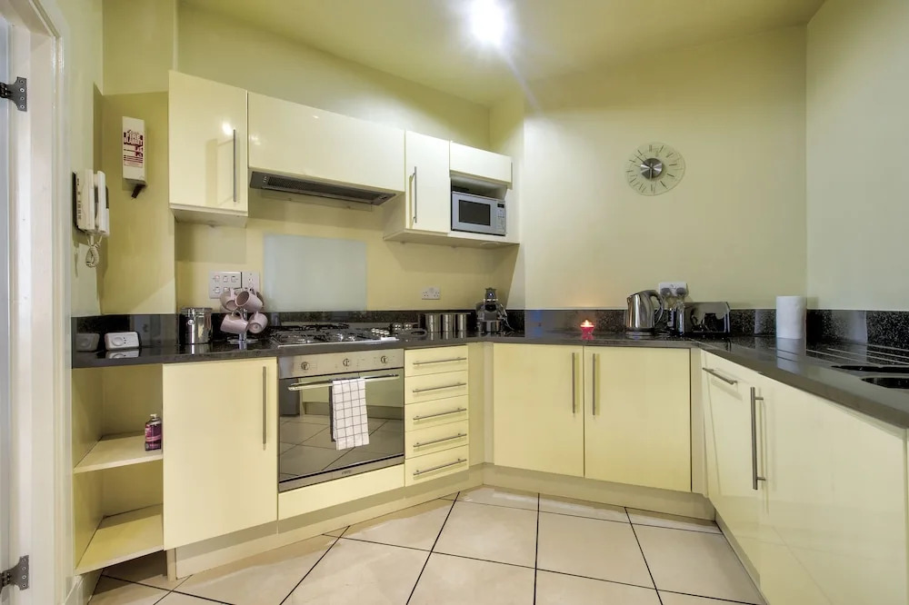 Bright Georgian 1BR Flat in West End