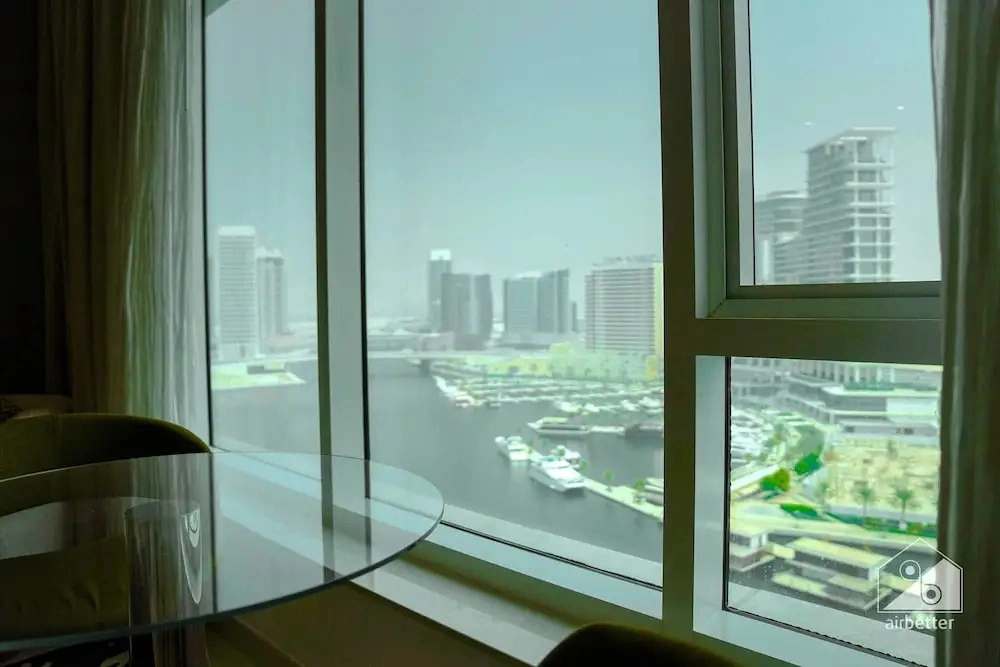 Maison Privee - Sleek and Sunny Apt in Business Bay w/ Canal Views
