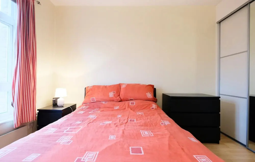 Clean, Secure 2BR Flat for 4 in East London