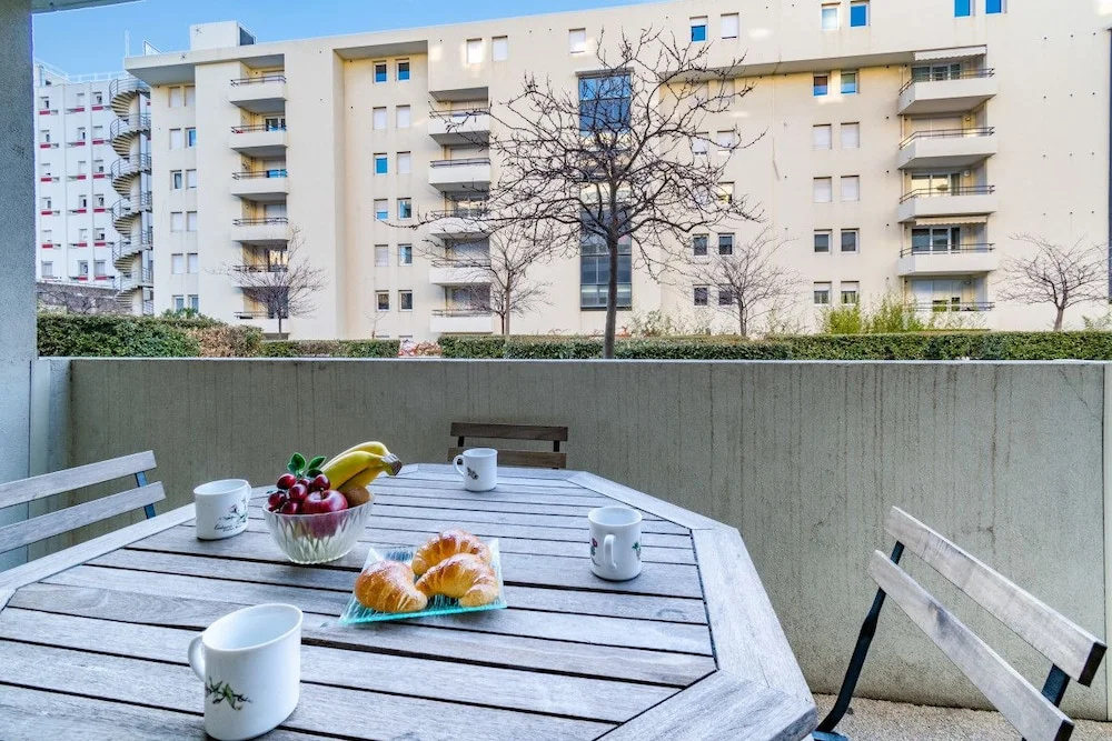 2 Room With Terrace in la Timone