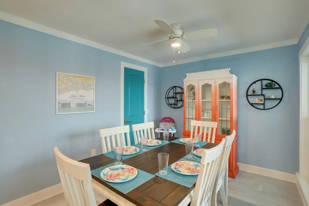Sip, Sunbathe & Relax Poolside: Madeira Beach Gem!