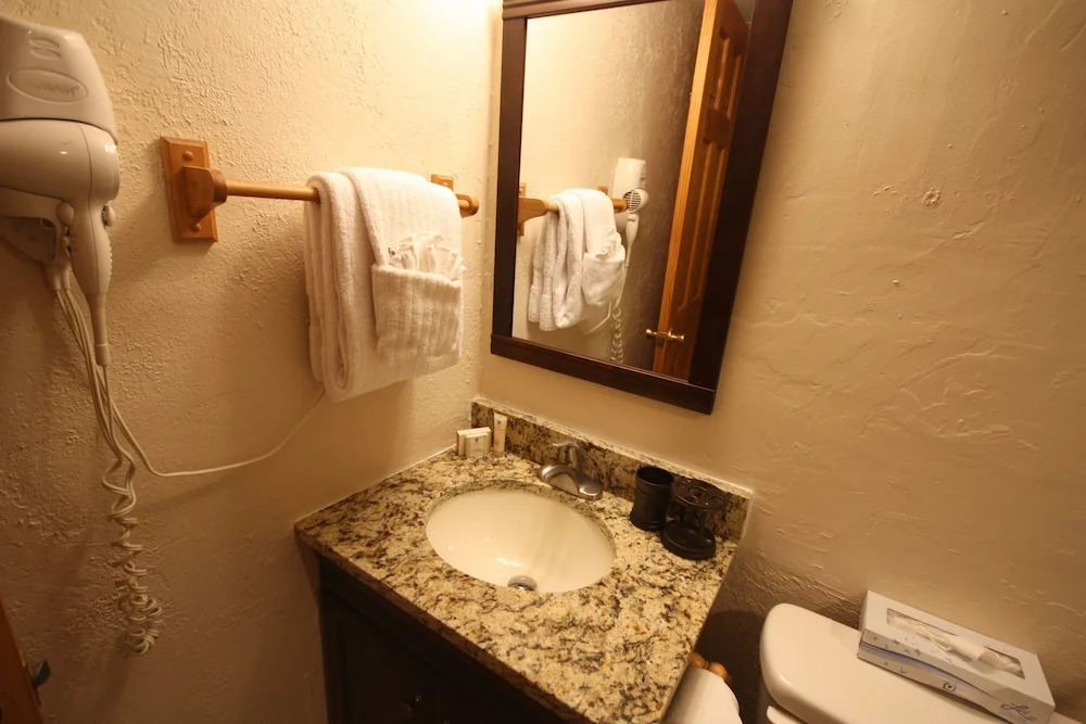 Four O'clock Lodge B 05 Studio Bedroom 1 Bathroom Condo