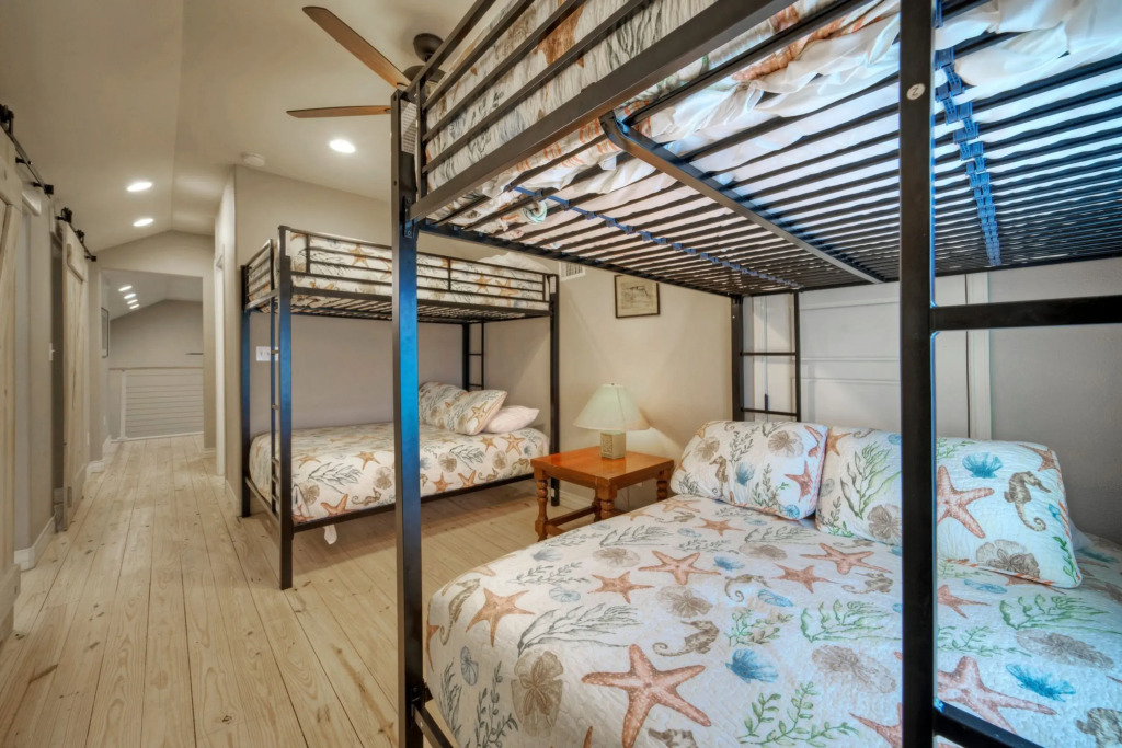 Cole's Cabin by Avantstay Coastal Retreat Pool Access, Balcony, Water Views + Mins to Beach
