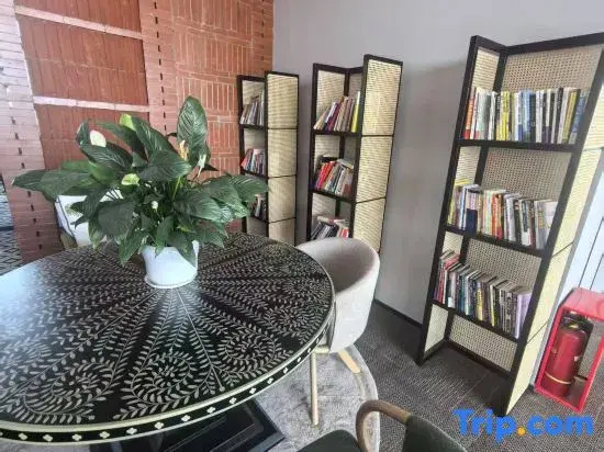 The Operations Headquarters of Oscar International Hotel (Huangjiang Avenue Tax Office Branch)
