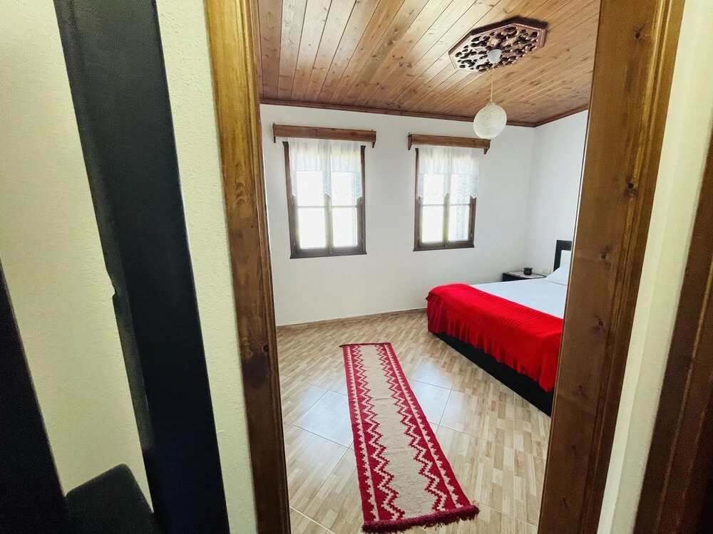 Denis House 1930 Cozy Private Rooms with Authentic Charm