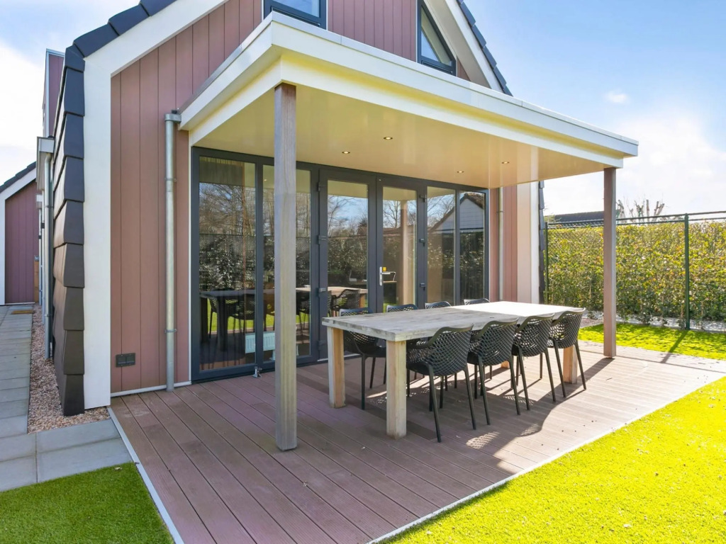 Luxury villa 2 minutes from the beach with a spacious garden and veranda