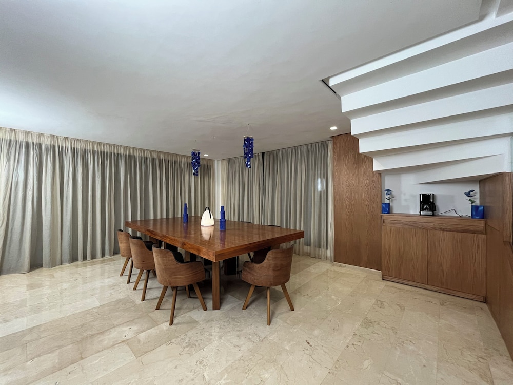 Seafront Luxury Villa with Amazing pool
