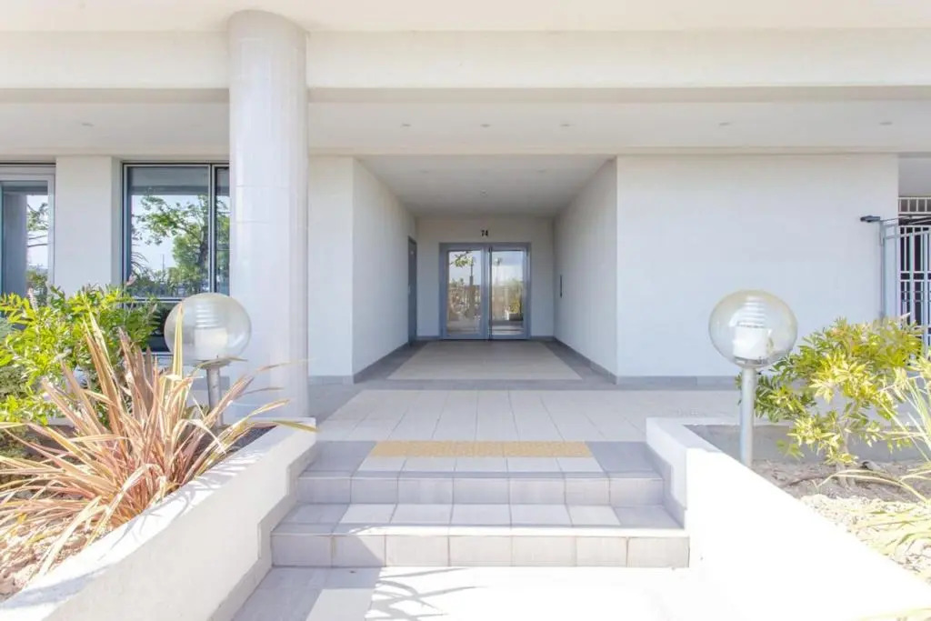 Air-conditioned studio with furnished terrace and parking