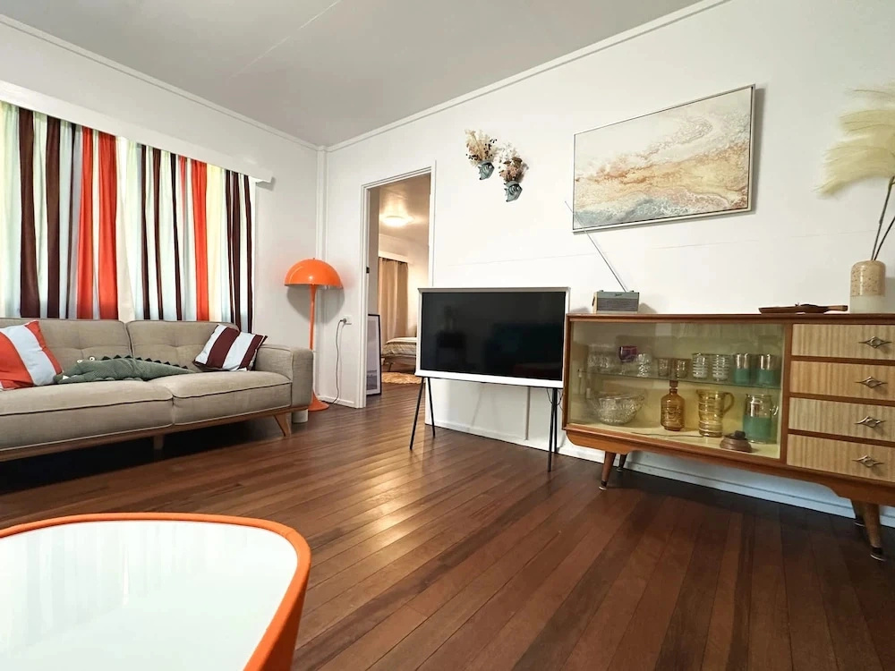 The Tides - 70s Seaside Bungalow