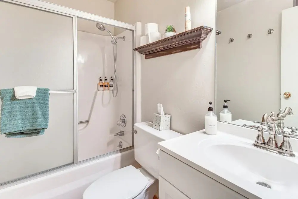 Golf Course Getaway & Hot Tub Haven in Pinetop!
