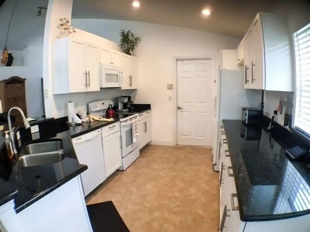 South Facing Pool - Bright Sunny ! 3 Bedroom Home by RedAwning