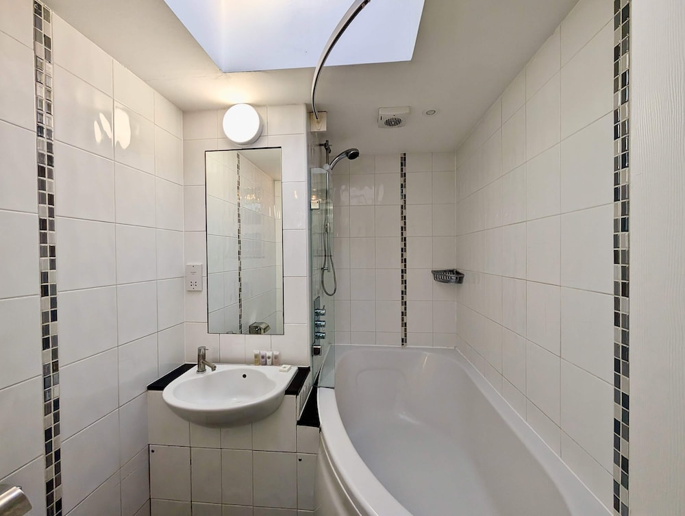 Stunning 4 Bedroom House in Old Windsor