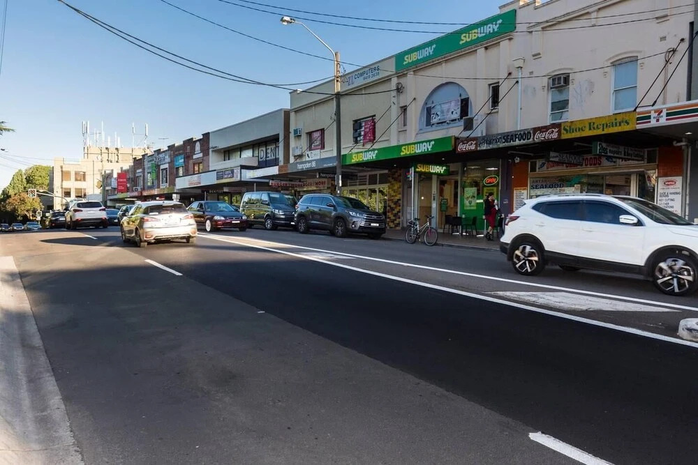 Two Bedroom Apt Close To Chatswood With Parking