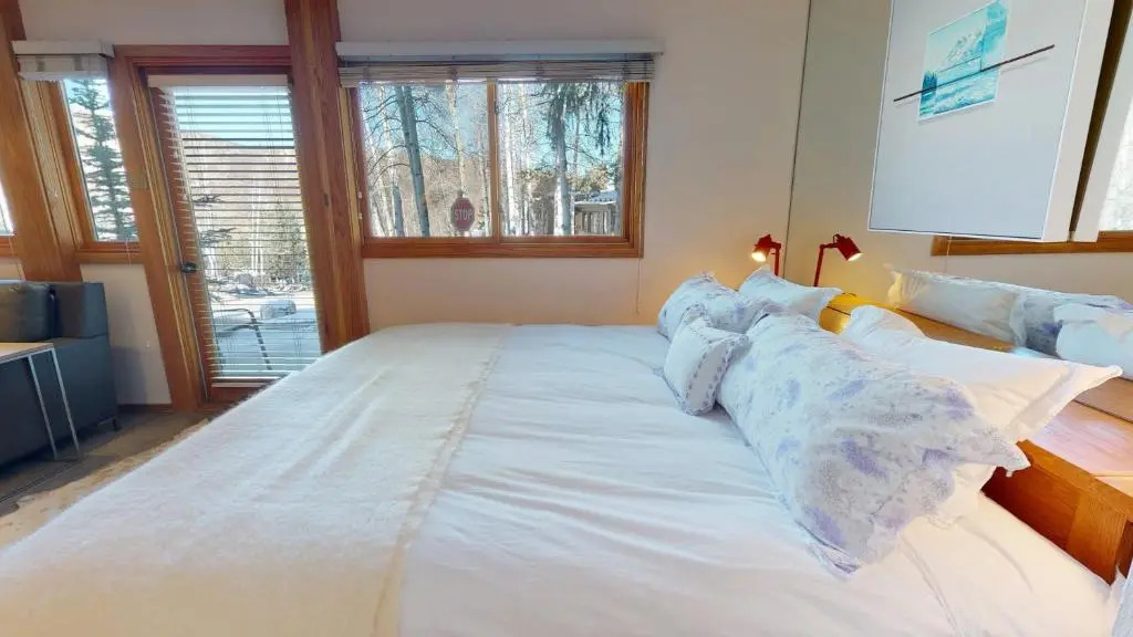 Laurelwood Condominiums Studio Premier Unit 105