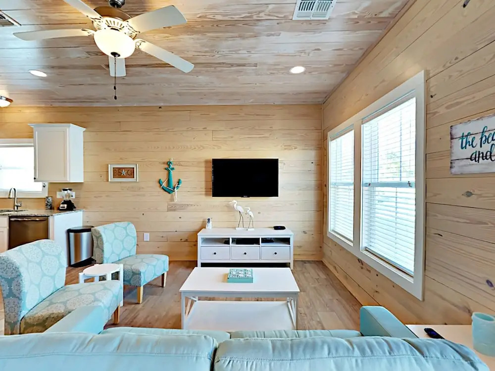The Lemony Anemone 3 Bedrooms 2 Bathrooms Cottage