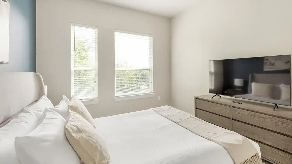 Landing Beautiful 1BD Yoga Studio Gym