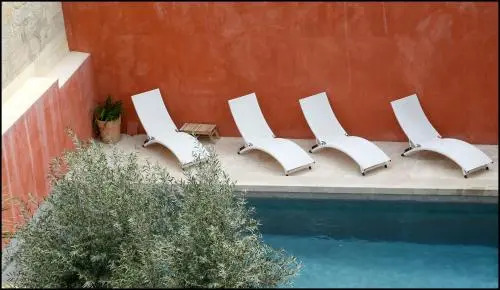 La Maison Rouge dUzes B&B