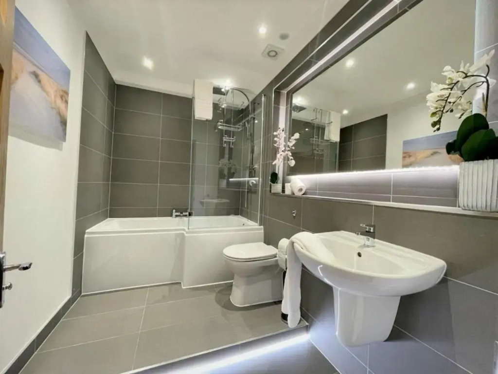 Elite 3 Bed New Town Apt with Private Walled Garden