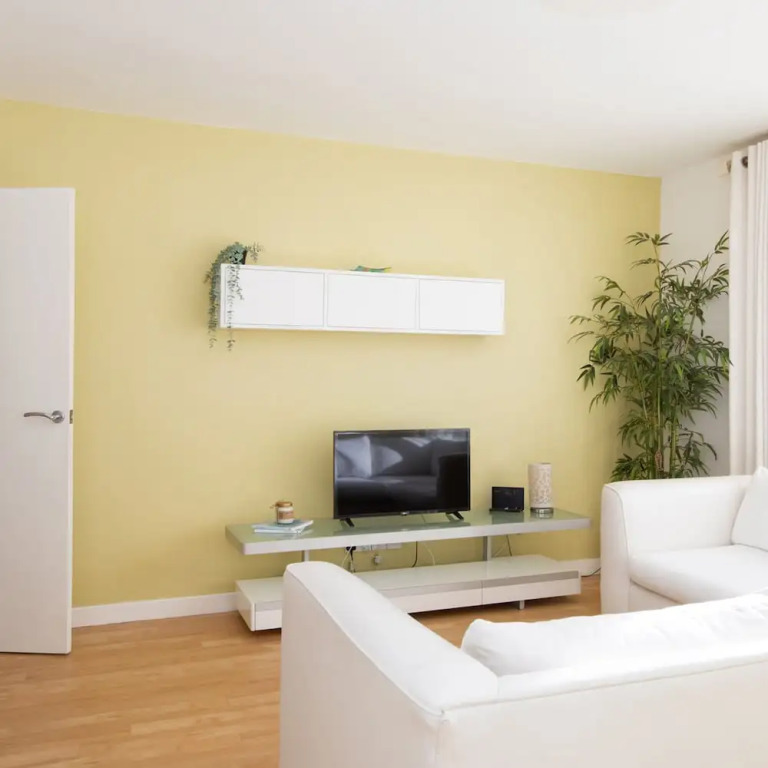 Sunny Modern Nr Beach Village w Parking