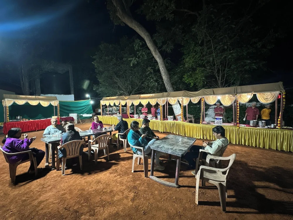 Gujarat Bhavan Hotel