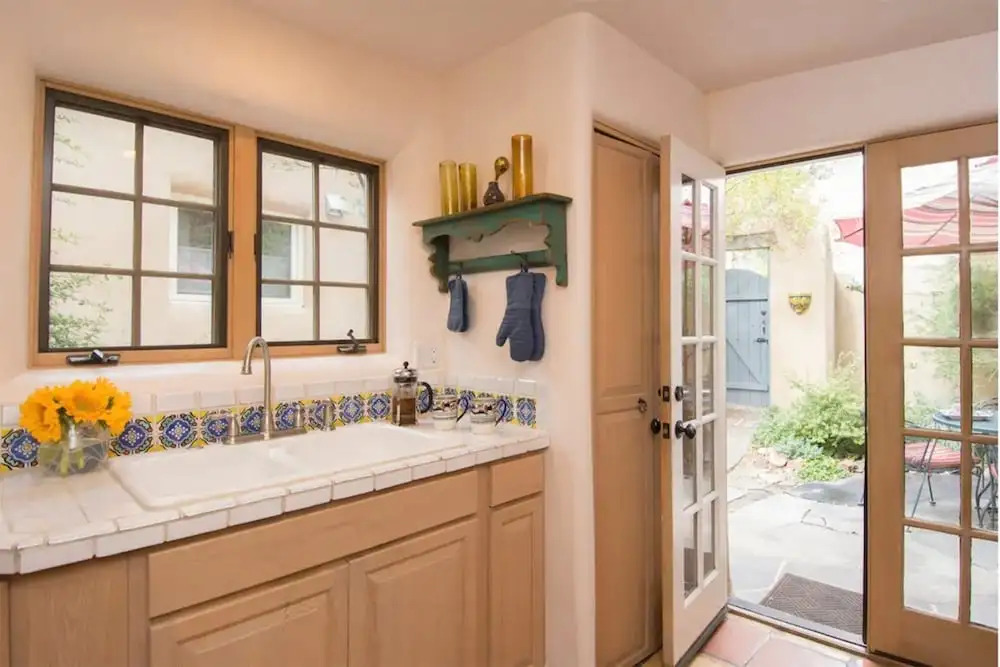 Buenas Noches - Quintessential Eastside Getaway With Spacious Patio, Two Kiva Fireplaces, Walk to Canyon Rd. and the Plaza