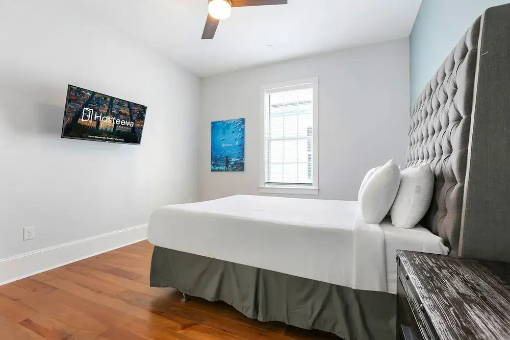 Modern 4 BR Condo with Balcony & Pool - Near FQ