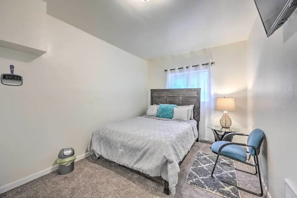 Shoreline Home w/ Deck ~ 14 Mi to Downtown Seattle