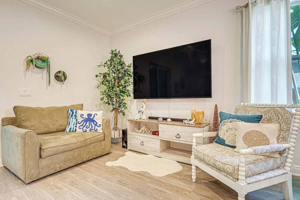 Airy Coastal Casa on Park: 6 Mi to Honeymoon Isle!