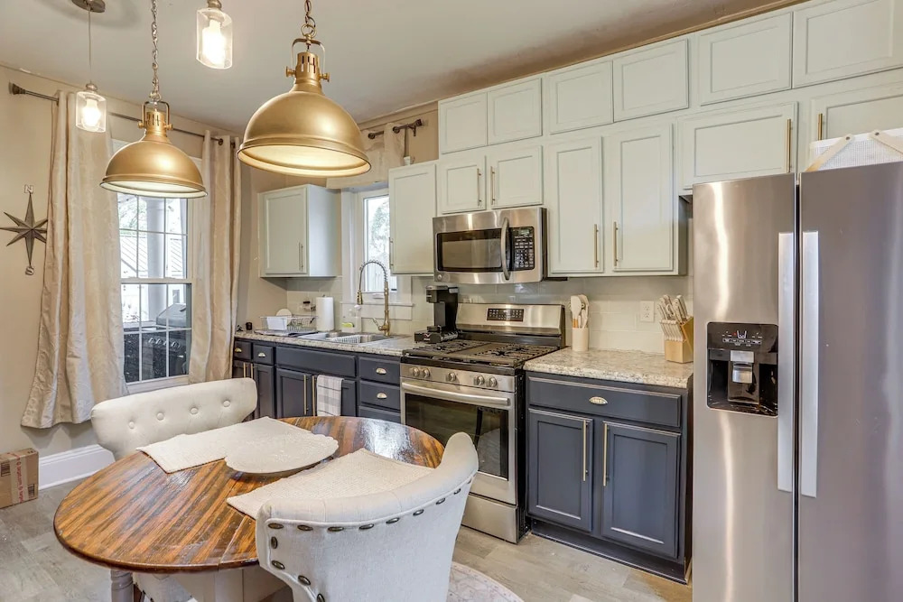2 Mi to Dtwn: Charming Sandusky Getaway w/ Hot Tub