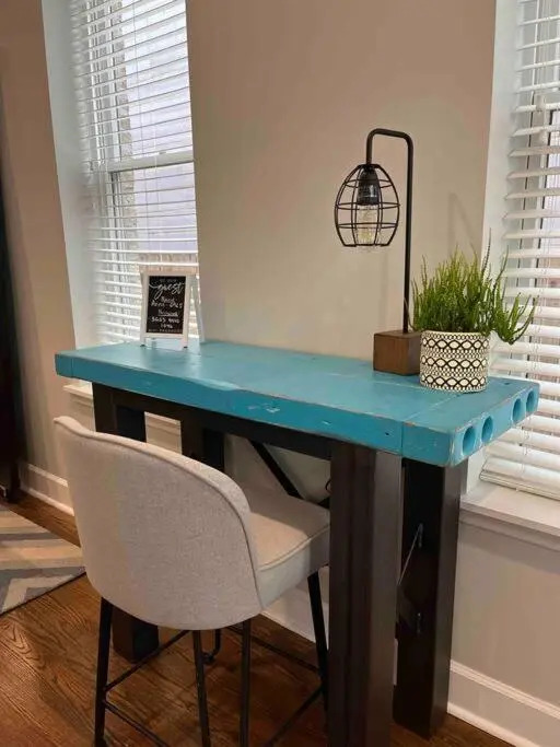 Trendy West Town Flat - 2 bed / 1.5 bath w parking