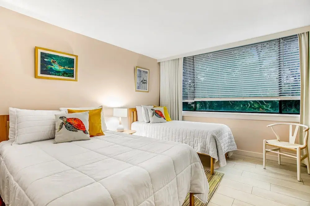 Beach Condo With Balcony, W/d, AC, Outdoor Pool & Fast Wifi