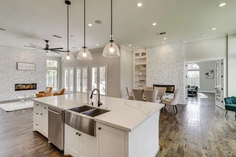 9 Mi to Downtown Houston: Spacious Group Getaway