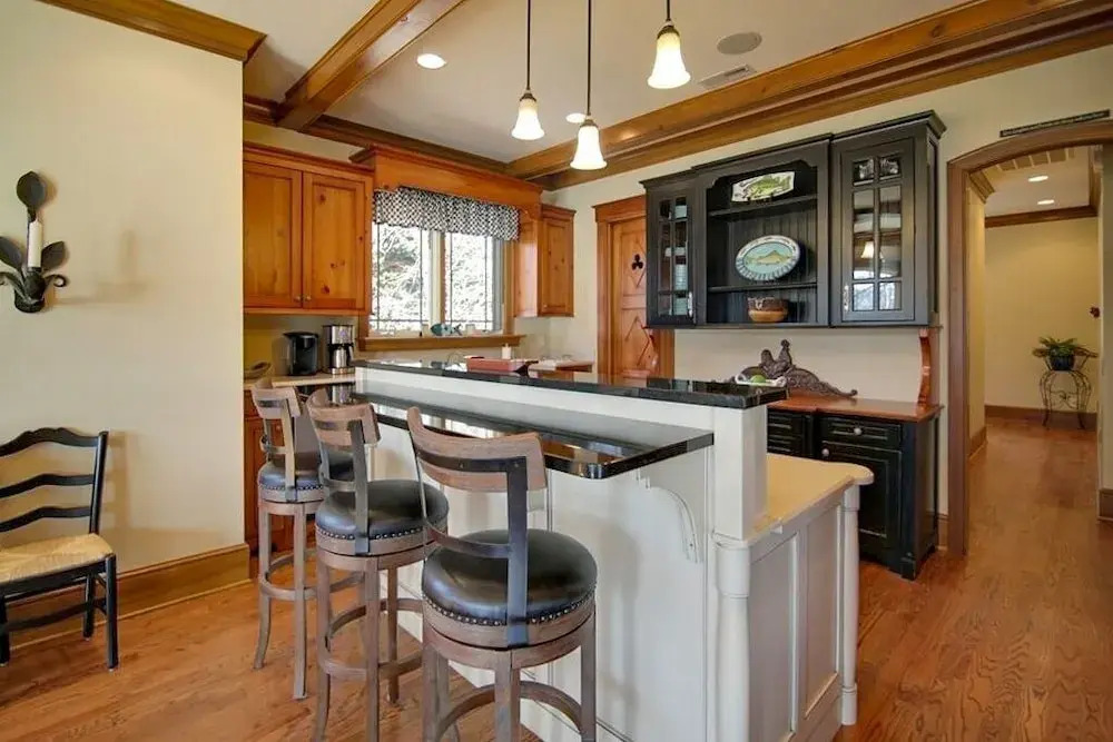 new Lakefront With Canoe, Game Room And Boat House!! 5 Bedroom Home