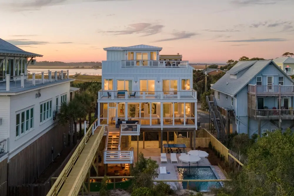 Ocean's Eye by Avantstay Beach Front Home w/ Roof Top, Pool & Putting Green!