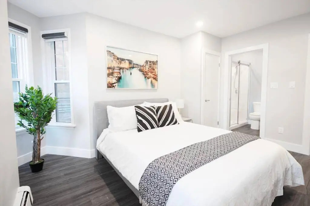 Unique 3BR 2bath Quadplex Free Parking Laundry