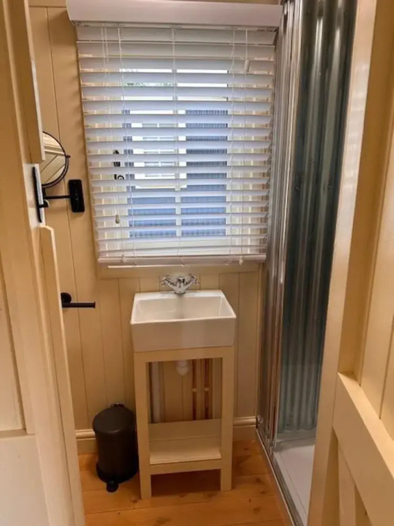 Shepherdshut-hot Tub-cotswolds-petfriendly