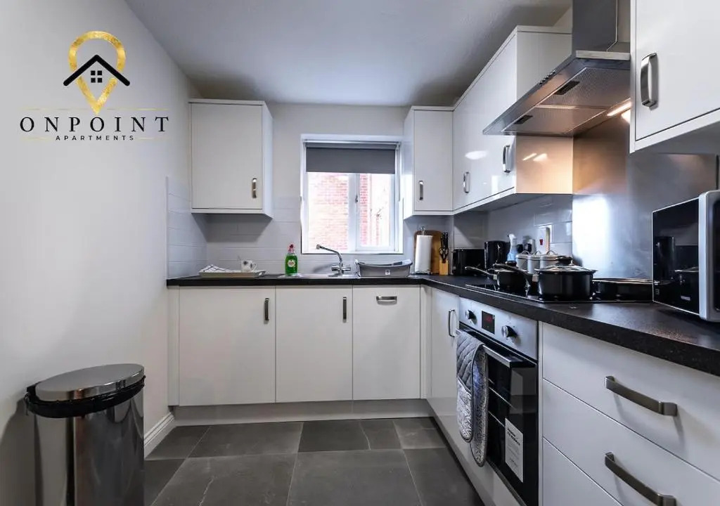 ✰OnPoint - Spacious 2 Bed Apt - FREE Parking✰
