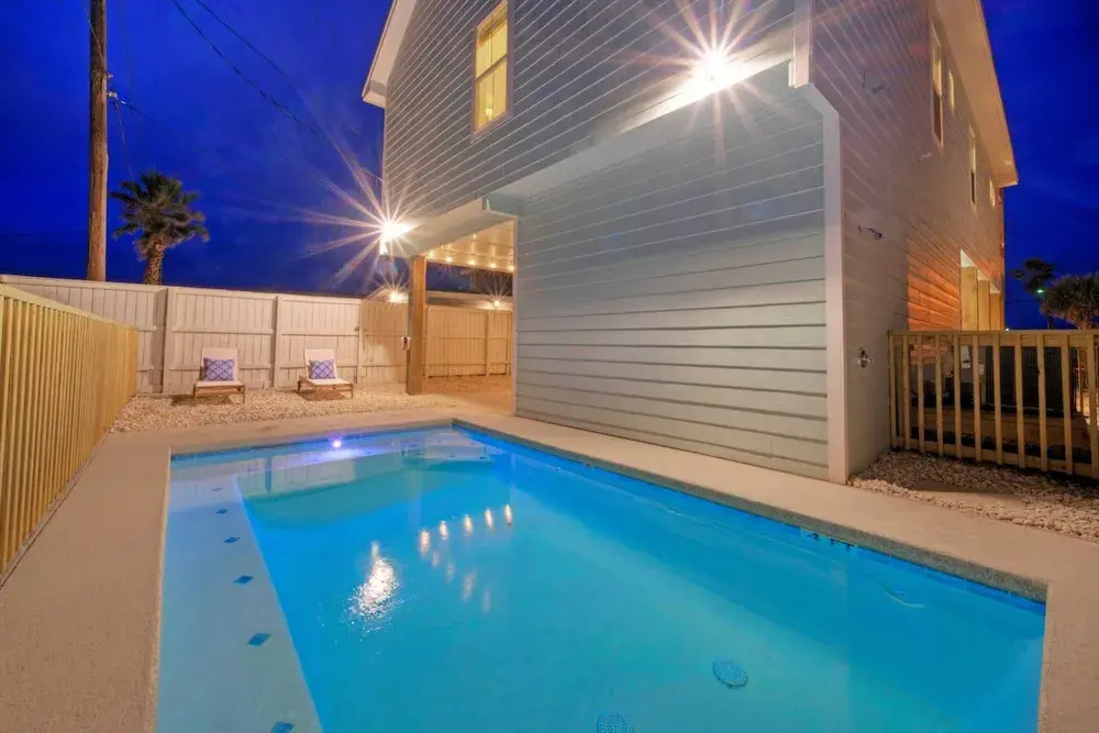 Sleeps 24 2 Homes, Walk to the Beach, Private Pools, Fire Pit, Modern Design