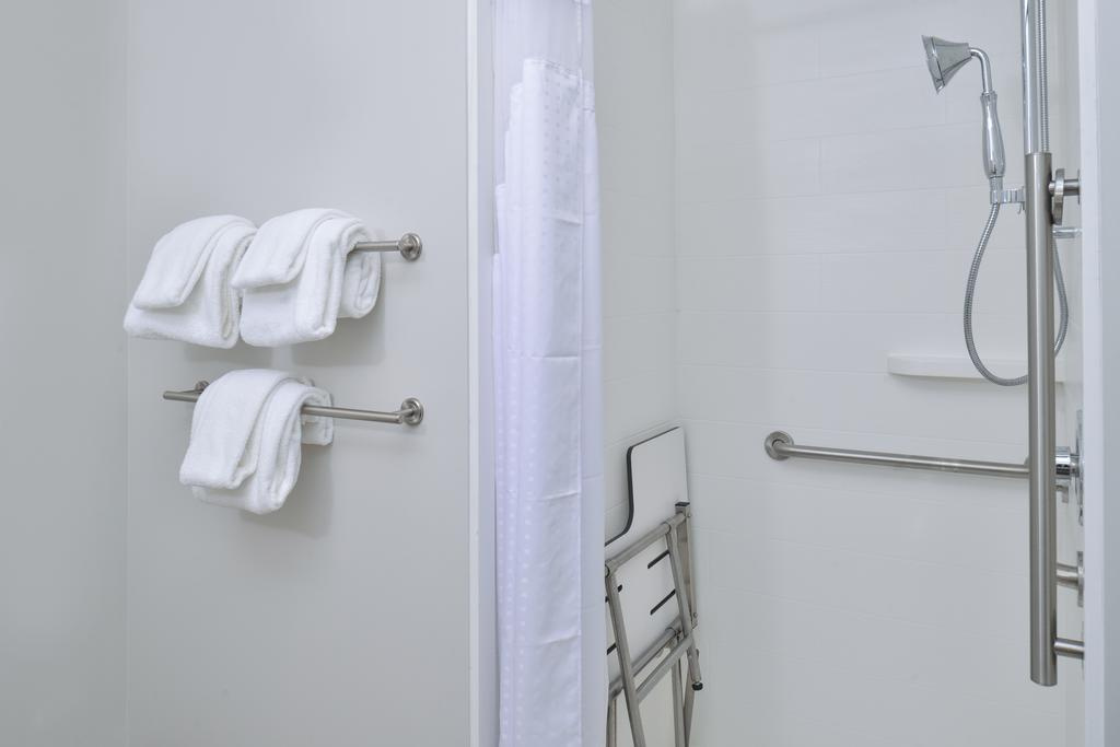 Holiday Inn Express & Suites Farmington Hills - Detroit by IHG