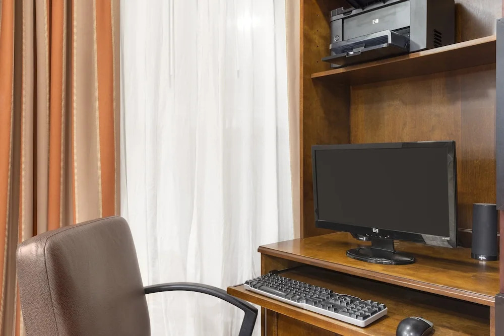 Holiday Inn Express & Suites Tulsa-Catoosa East I-44