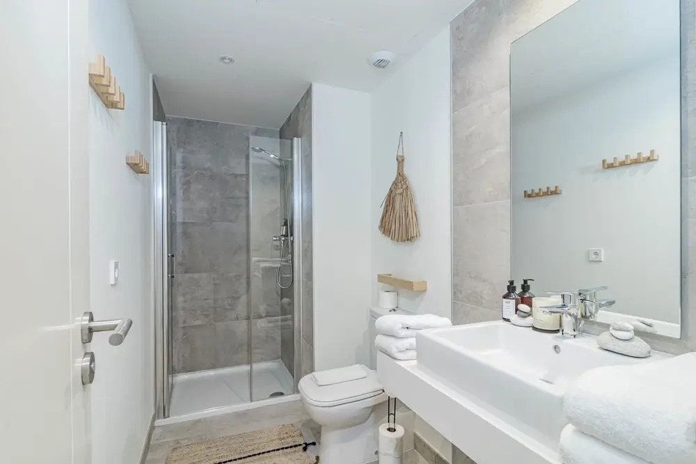 Inf2.4e - Modern 2-bed Apt With Roof top Pool