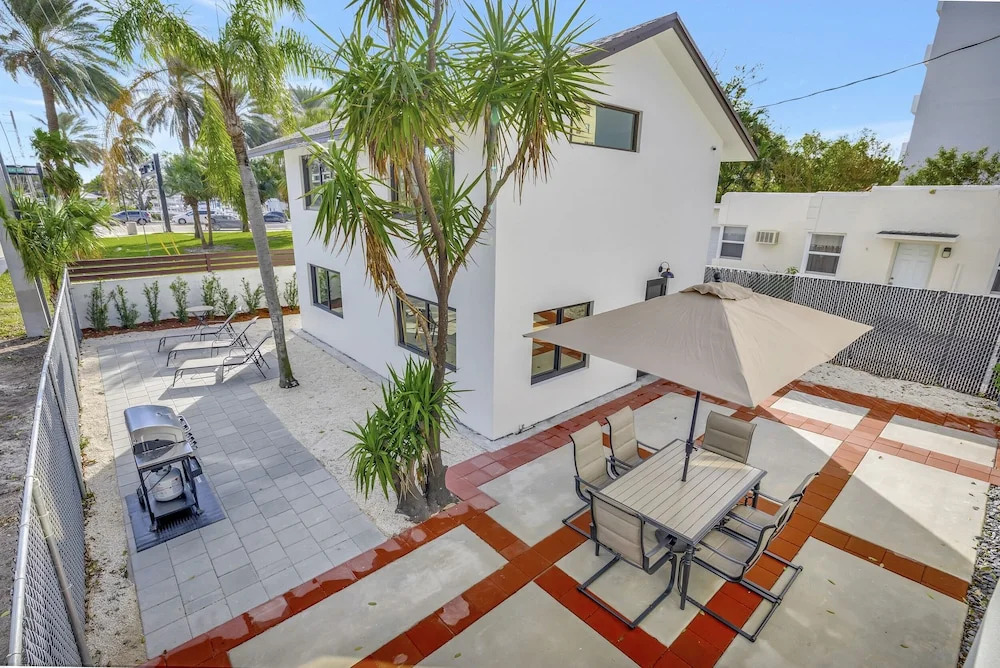 Lux Villa 3br 2ba Steps to Beach
