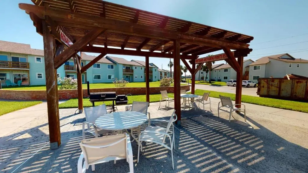 AH-G124 Remodeled First Floor Condo, Shared Pool & Hot Tub, Near Marina